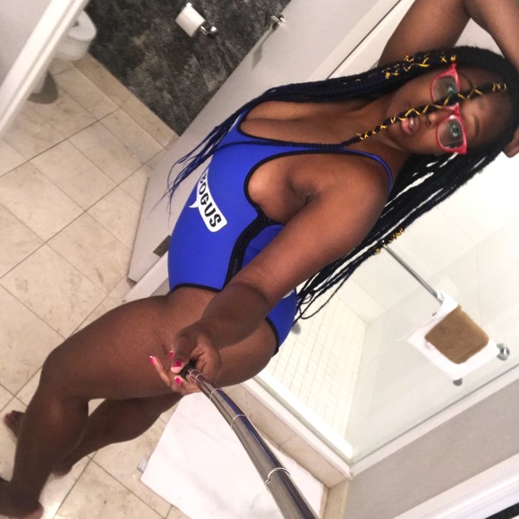 Hi I’m Ebony and Fashion is my Passion - Picture 2 of 8